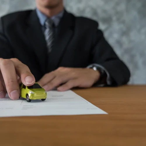 transportation-ownership-concept-customer-salesman-with-car-key (2)